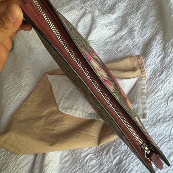 Gucci supreme monogram blooms cosmetic case 💗💗💗 - Picture 9 of 12